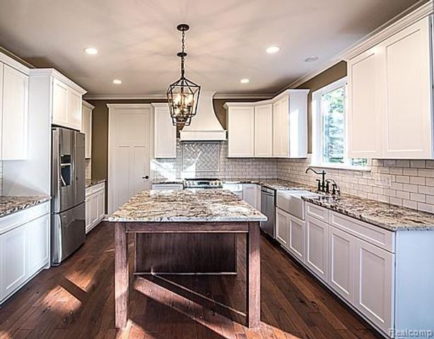 10539 Stoney Point Drive, South Lyon, MI 48178