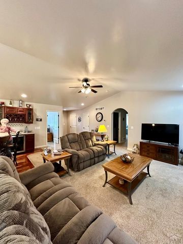 2321 Meadowlark Ln, Pueblo, CO 81008