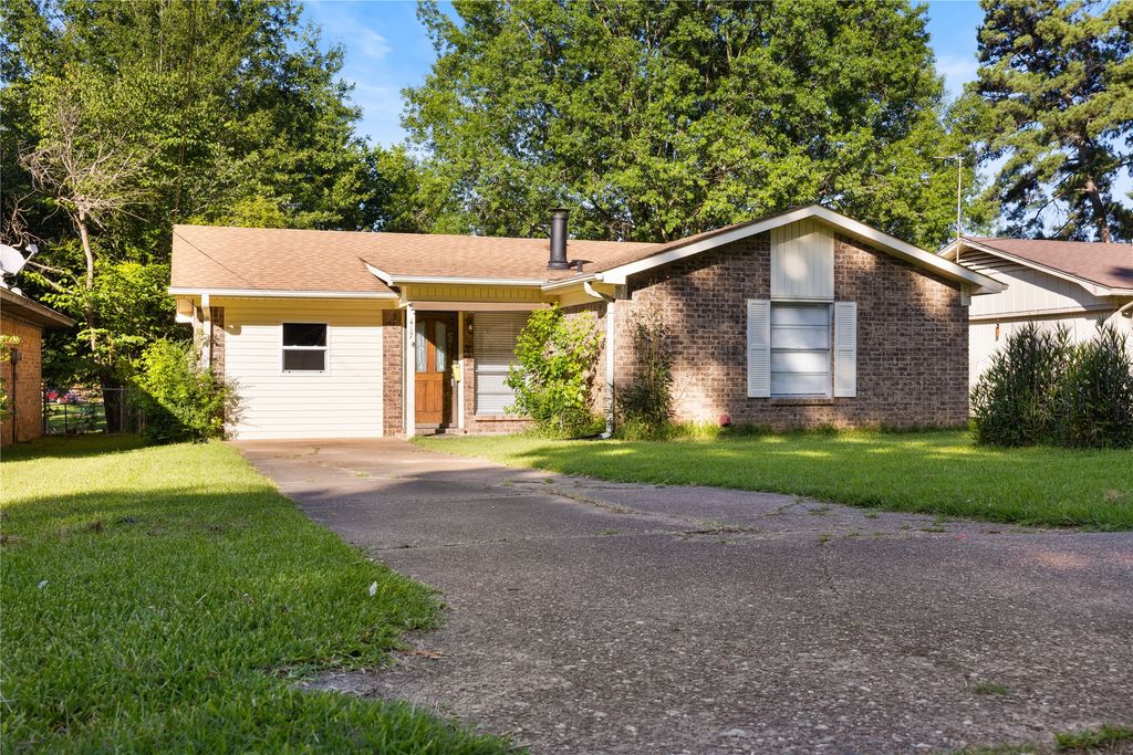 417 Carroll Avenue, Wake Village, TX 75501