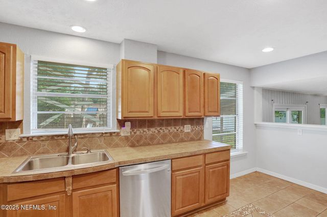 10825 EXECUTIVE Drive, Jacksonville, FL 32225