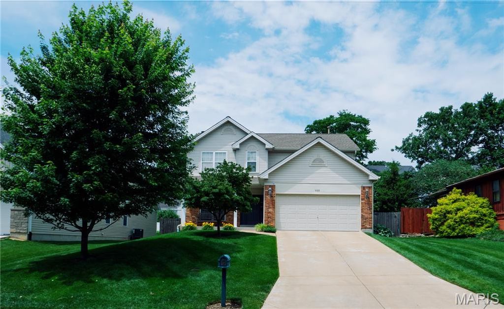 1131 Harwood Road, Des Peres, MO 63131