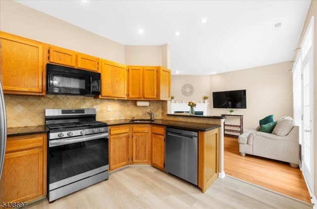 8 Cottage Pl, Branchburg Twp., NJ 08876