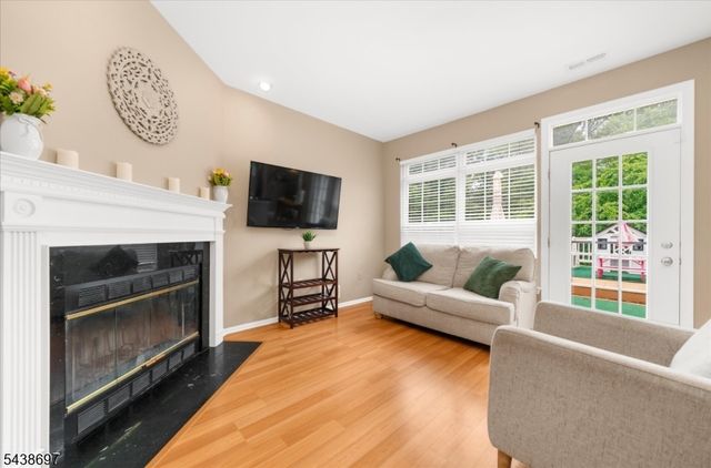 8 Cottage Pl, Branchburg Twp., NJ 08876