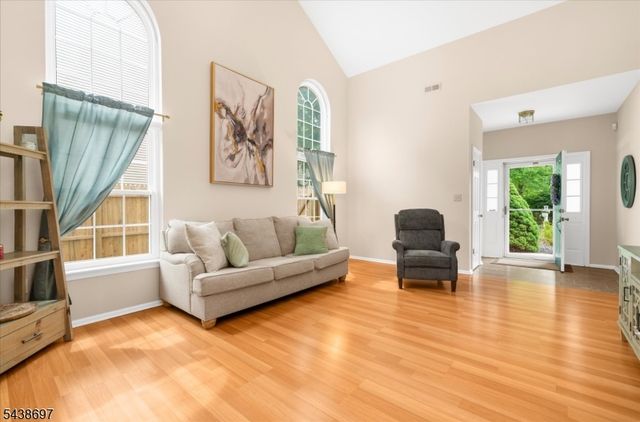 8 Cottage Pl, Branchburg Twp., NJ 08876