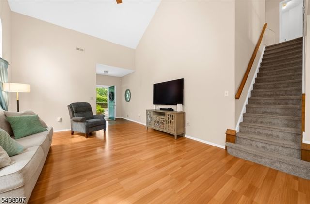 8 Cottage Pl, Branchburg Twp., NJ 08876