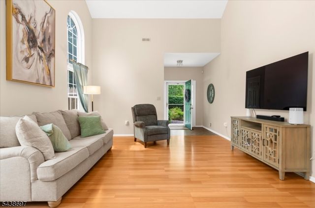 8 Cottage Pl, Branchburg Twp., NJ 08876
