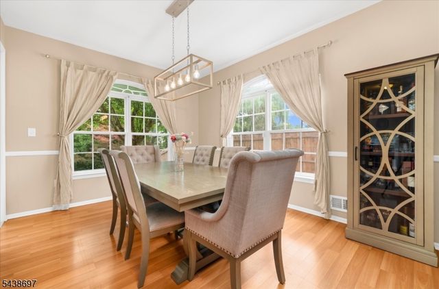 8 Cottage Pl, Branchburg Twp., NJ 08876