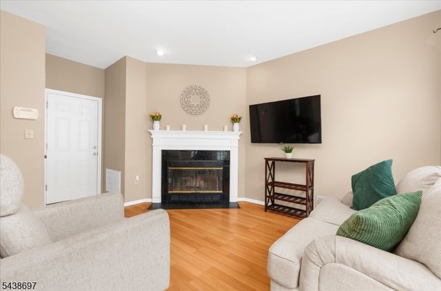 8 Cottage Pl, Branchburg Twp., NJ 08876