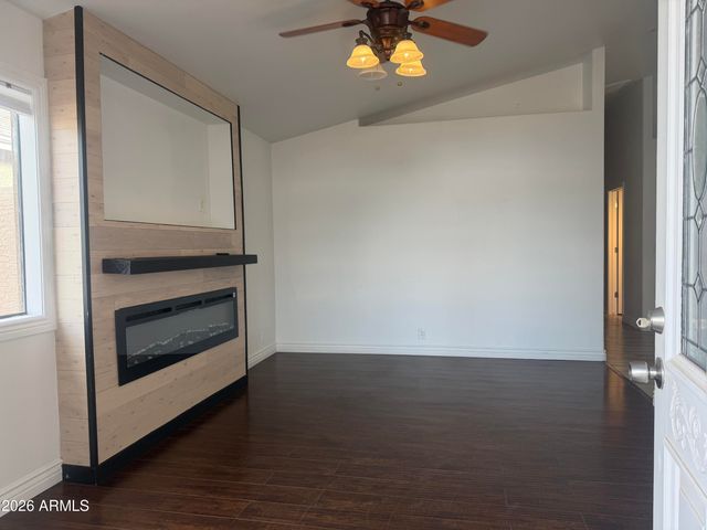 8926 W VALE Drive, Phoenix, AZ 85037