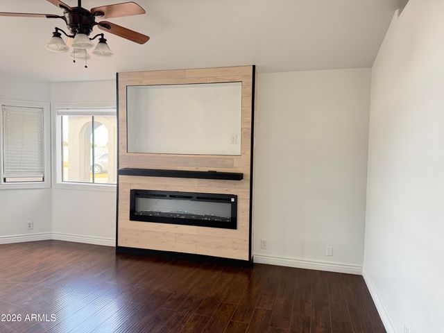 8926 W VALE Drive, Phoenix, AZ 85037