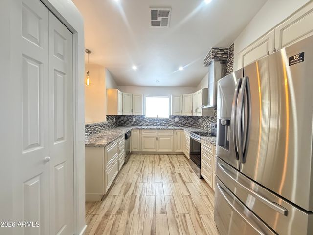 8926 W VALE Drive, Phoenix, AZ 85037