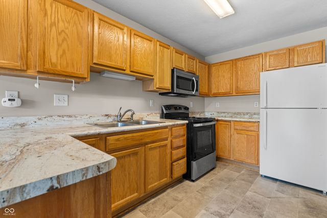 9406 Avon Strand A, Avon, IN 46123