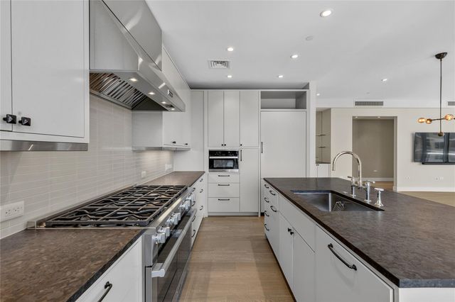 200 Congress Ave 28SW, Austin, TX 78701
