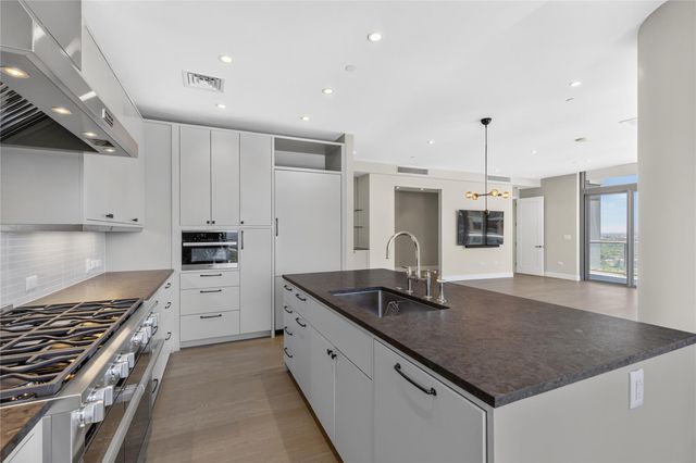 200 Congress Ave 28SW, Austin, TX 78701