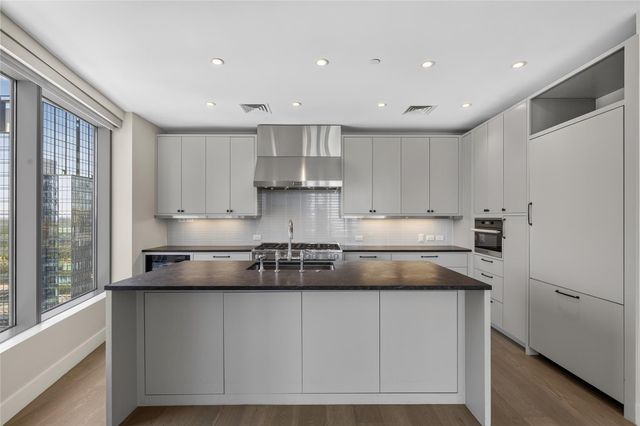 200 Congress Ave 28SW, Austin, TX 78701