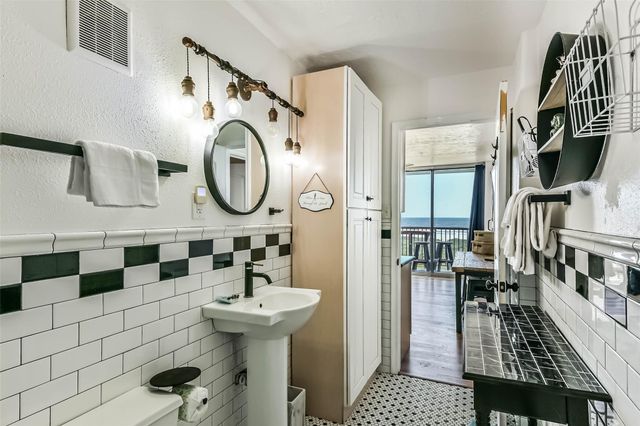 415 E Beach Drive 305, Galveston, TX 77550