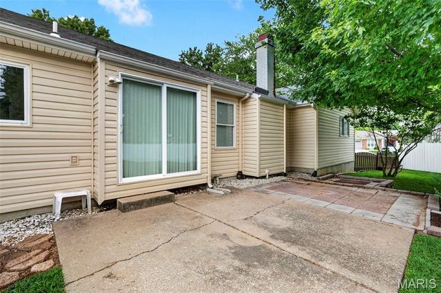 1201 Summerwood Drive, St Peters, MO 63376