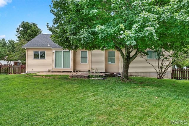 1201 Summerwood Drive, St Peters, MO 63376