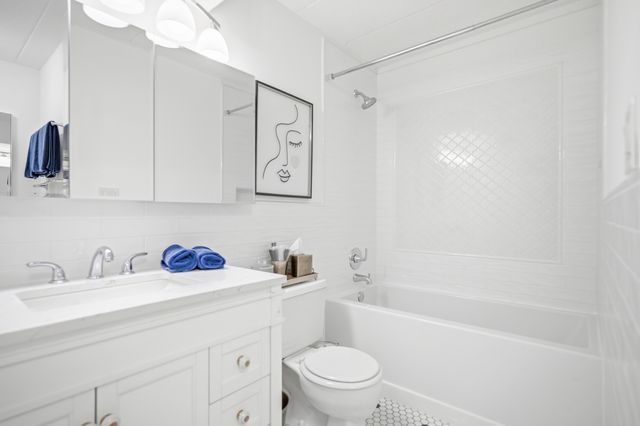 75 Kristin Circle 309, Schaumburg, IL 60195