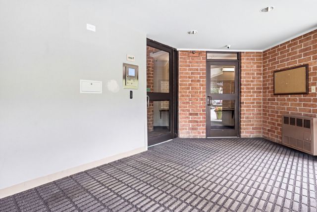 75 Kristin Circle 309, Schaumburg, IL 60195