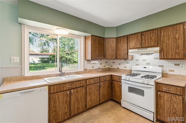 1275 St Mark Drive, Florissant, MO 63031