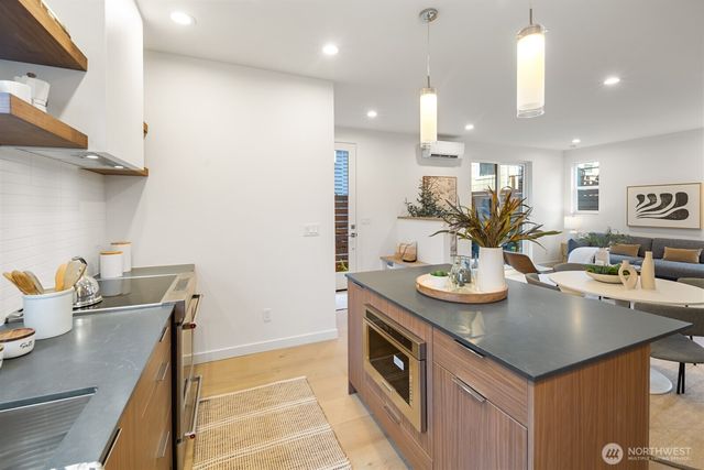 713 N 70th Street, Seattle, WA 98103