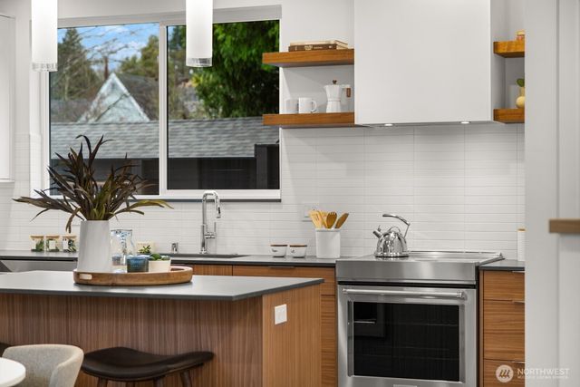 713 N 70th Street, Seattle, WA 98103