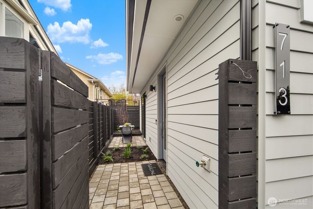 713 N 70th Street, Seattle, WA 98103