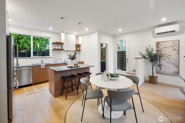 713 N 70th Street, Seattle, WA 98103