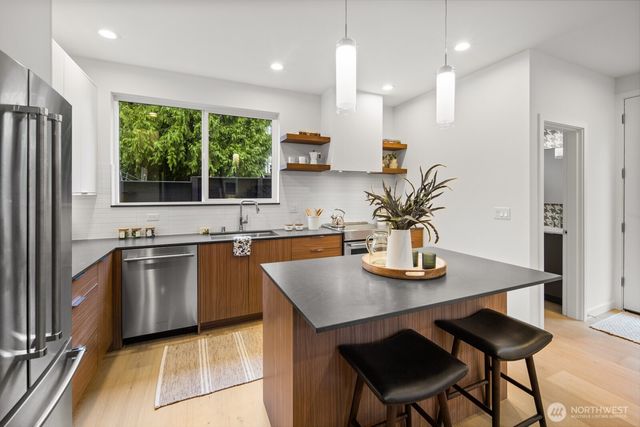 713 N 70th Street, Seattle, WA 98103