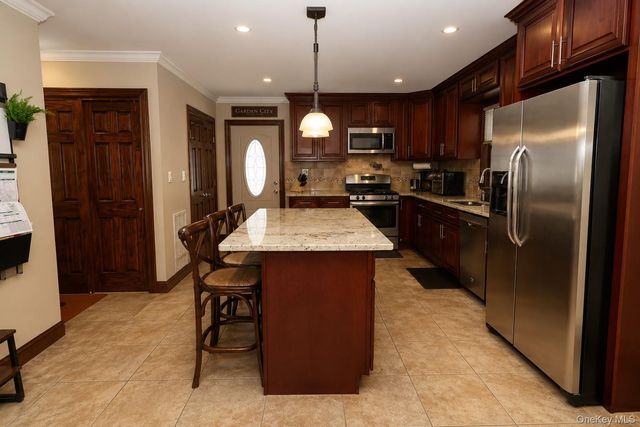 369 Euston Road S, Garden City, NY 11530