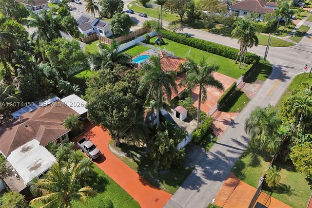 2 NE 160th St, Miami, FL 33162