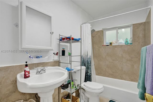 2 NE 160th St, Miami, FL 33162