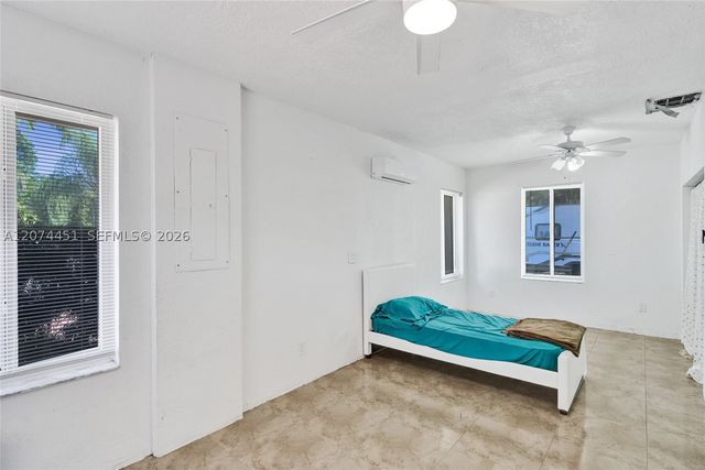 2 NE 160th St, Miami, FL 33162