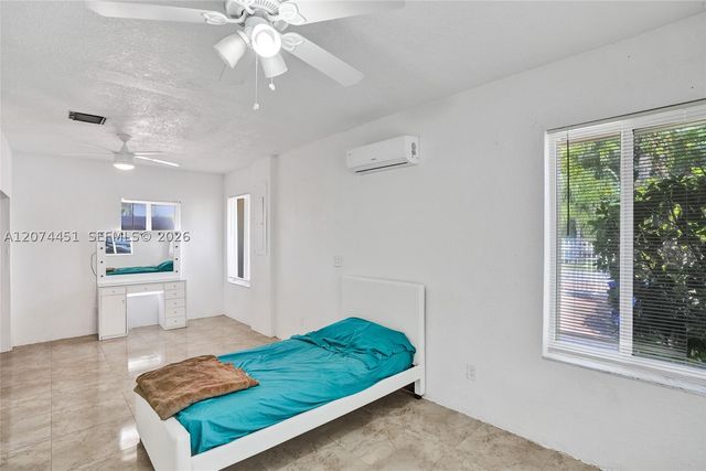 2 NE 160th St, Miami, FL 33162