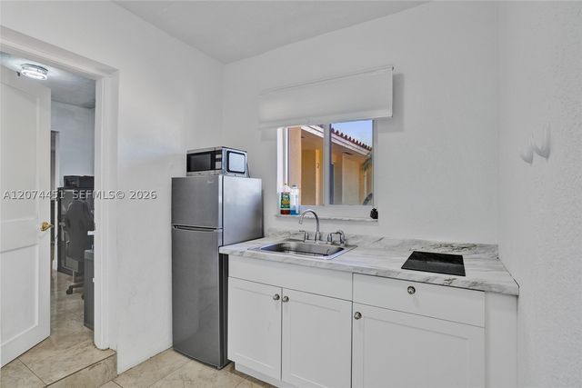 2 NE 160th St, Miami, FL 33162