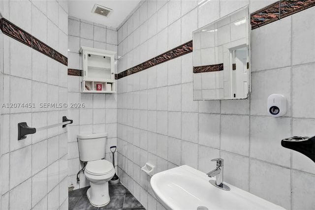 2 NE 160th St, Miami, FL 33162