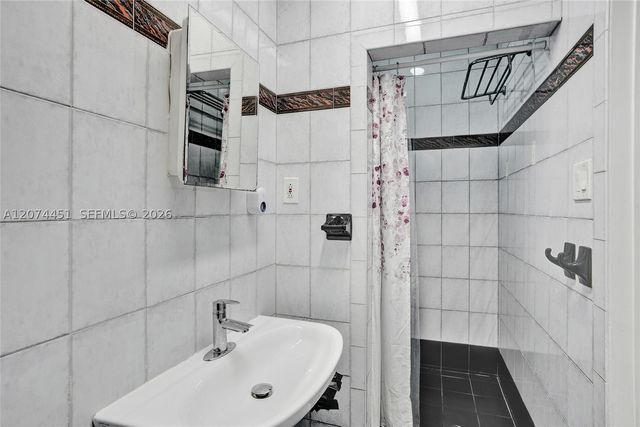 2 NE 160th St, Miami, FL 33162