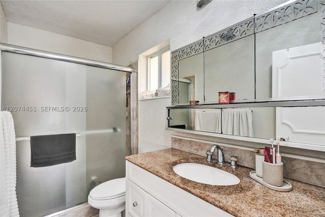 2 NE 160th St, Miami, FL 33162