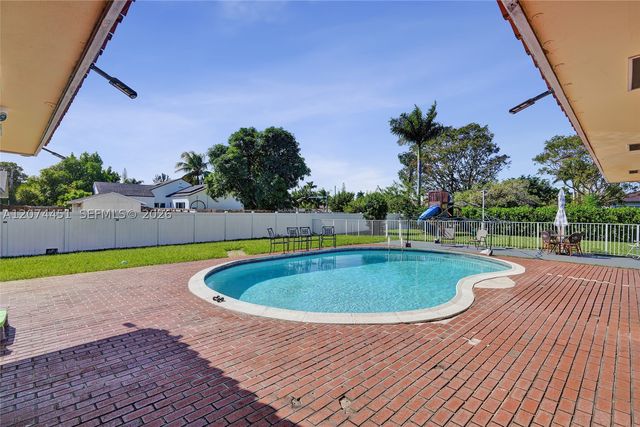 2 NE 160th St, Miami, FL 33162