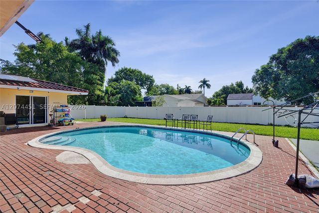 2 NE 160th St, Miami, FL 33162