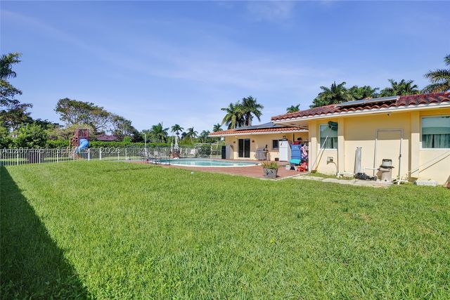 2 NE 160th St, Miami, FL 33162