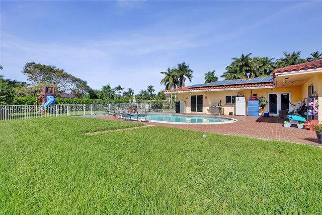 2 NE 160th St, Miami, FL 33162