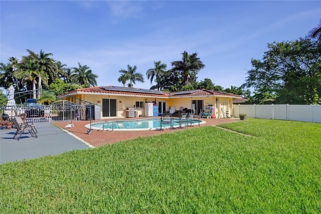 2 NE 160th St, Miami, FL 33162
