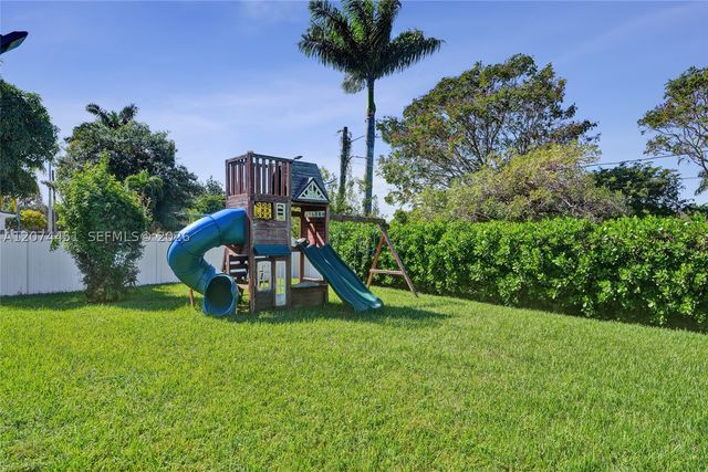 2 NE 160th St, Miami, FL 33162