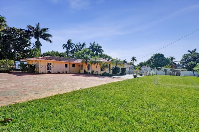 2 NE 160th St, Miami, FL 33162