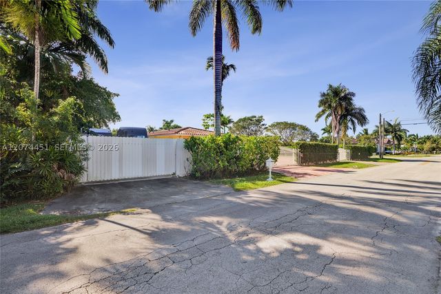 2 NE 160th St, Miami, FL 33162