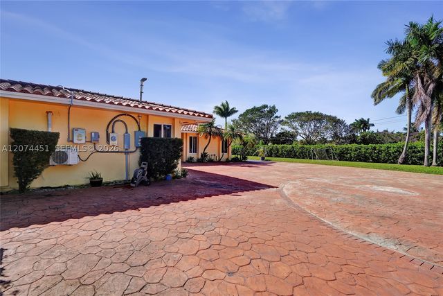 2 NE 160th St, Miami, FL 33162