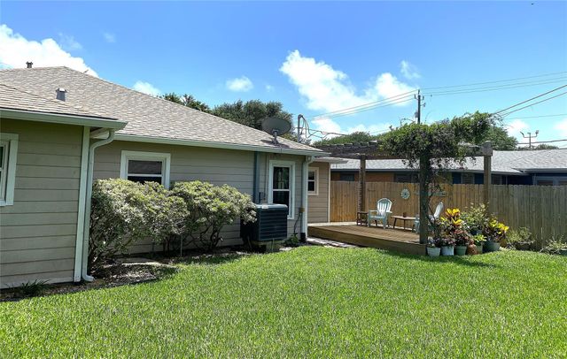 126 Dolphin, Galveston, TX 77550