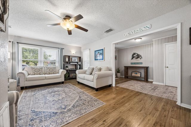 126 Dolphin, Galveston, TX 77550